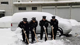 迎风踏雪清路通防寒除冰保安全——致顶风冒雪的金安物业人